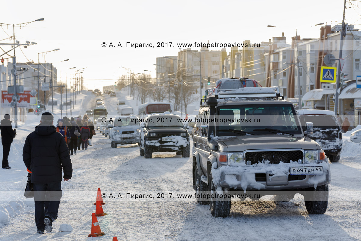 Камчатка фото: Город Петропавловск-Камчатский, зимняя дорога на «красной  линии» - Дороги, транспорт полуострова Камчатка - Петропавловск-Камчатский,  Камчатка фотография