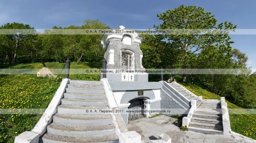 Фотография: памятник "Часовня", установленный у братской могилы погибших защитников Петропавловского порта во время героического отражения нападения англо-французской эскадры в августе 1854 года