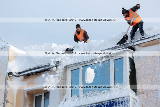 Фотография: зимняя очистка кровли жилого здания от снега и наледи