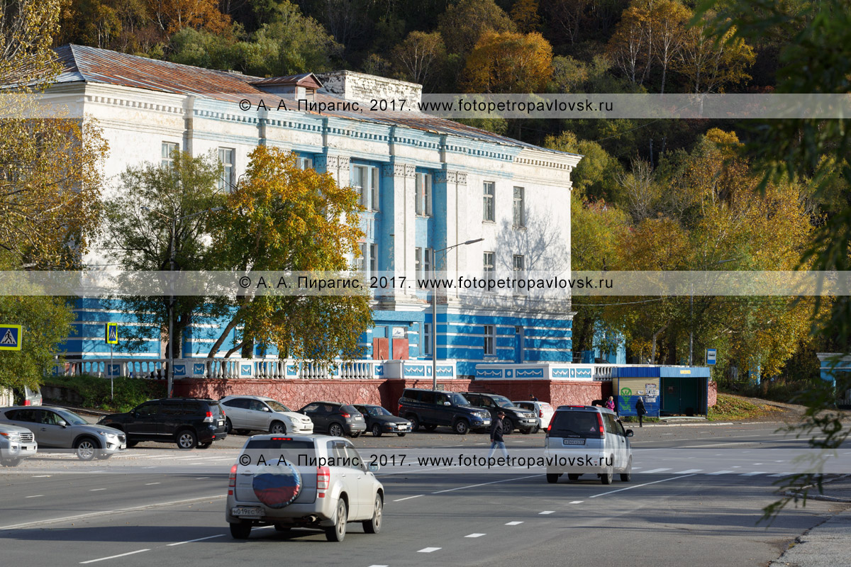 Камчатка фото: Площадь Щедрина, Петропавловск-Камчатский Дом офицеров флота  (Дом флота) - Архитектура полуострова Камчатка - Петропавловск-Камчатский,  Камчатка фотография