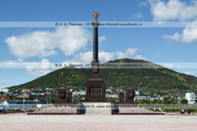 Фотография: стела "Город воинской славы" в городе Петропавловске-Камчатском. Камчатский край