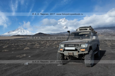 Фотография: японский внедорожник Toyota Land Cruiser Prado на фоне вулканов полуострова Камчатка